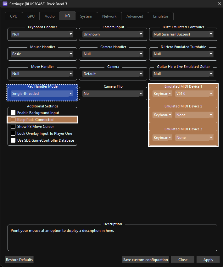 Una captura de la configuración personalizada de I/O de Rock Band 3, mostrando "Emulated MIDI Devices", tipo de dispositivo y selección de dispositivos resaltados en cuadros bronceados con contornos solidos, y "Pad Handler Mode" en un cuadro azul con contorno punteado.