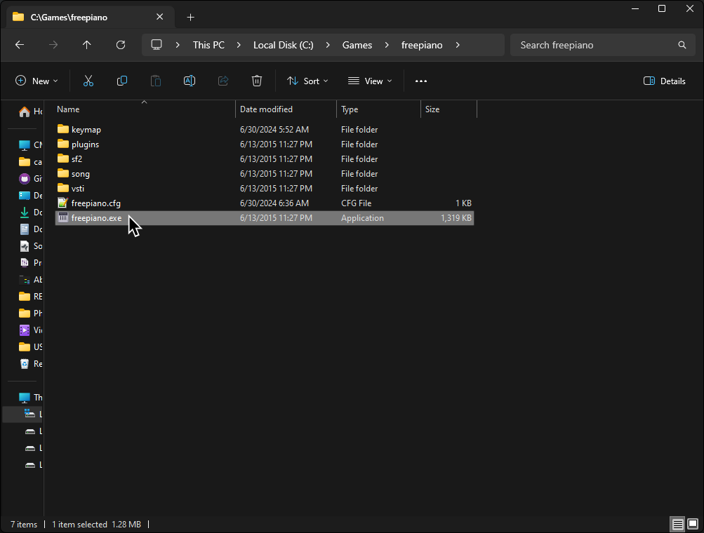 A screenshot showing the FreePiano executable highlighted.